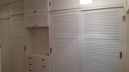 Vestavná skříň se žaluziovými - lamelovými dvířky